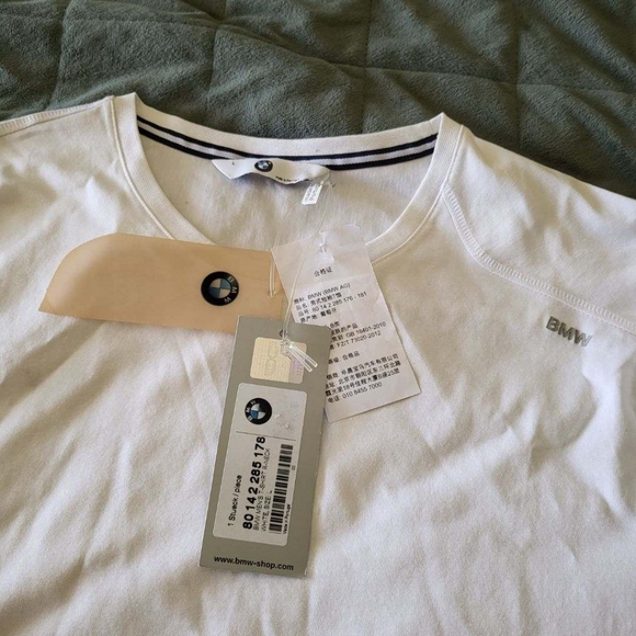 BMW Mens Large Tee With BMW Silver on Sleeve - Picture 2 of 3